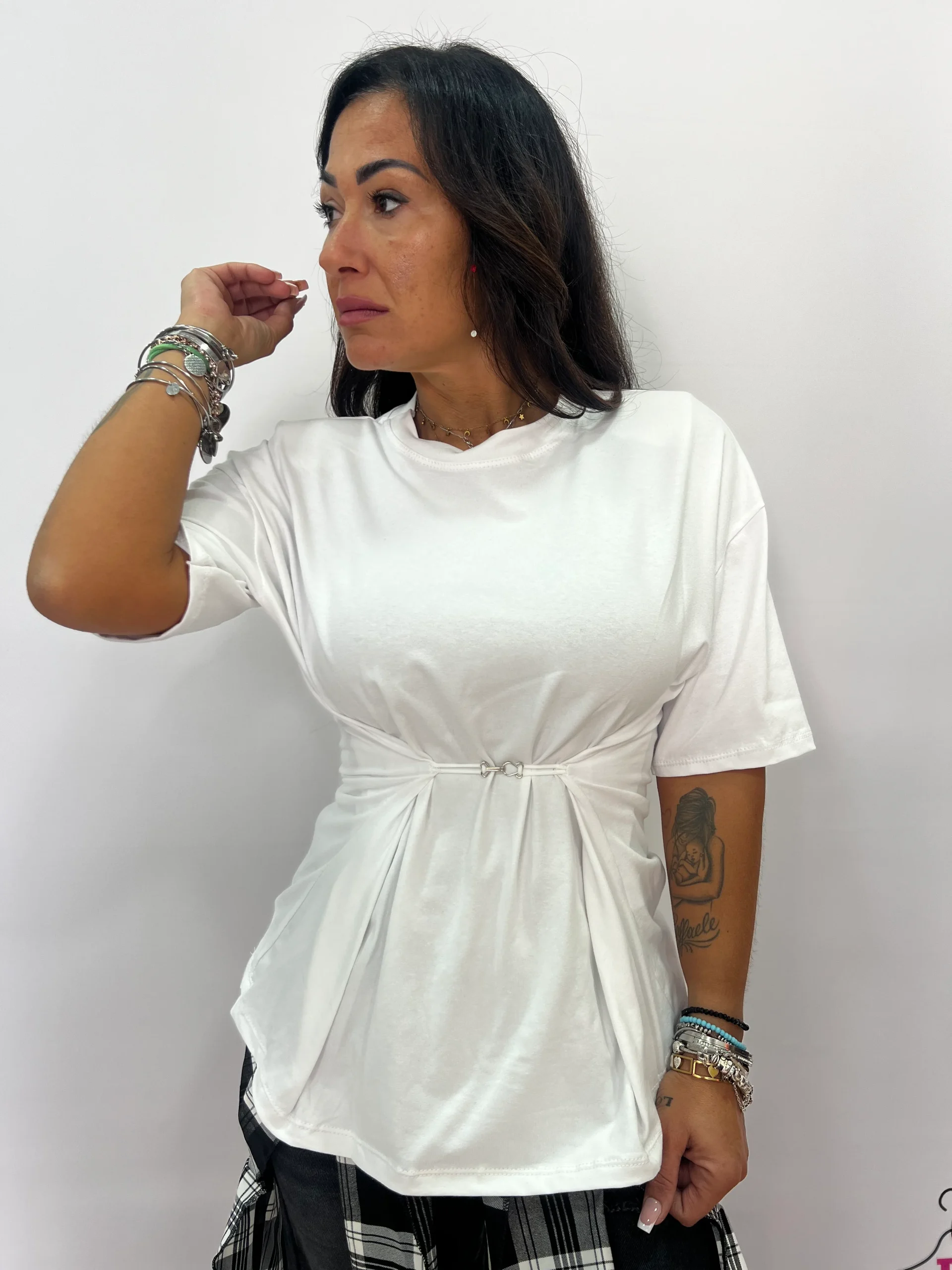 T-shirt donna con arriccio e gancio centrale