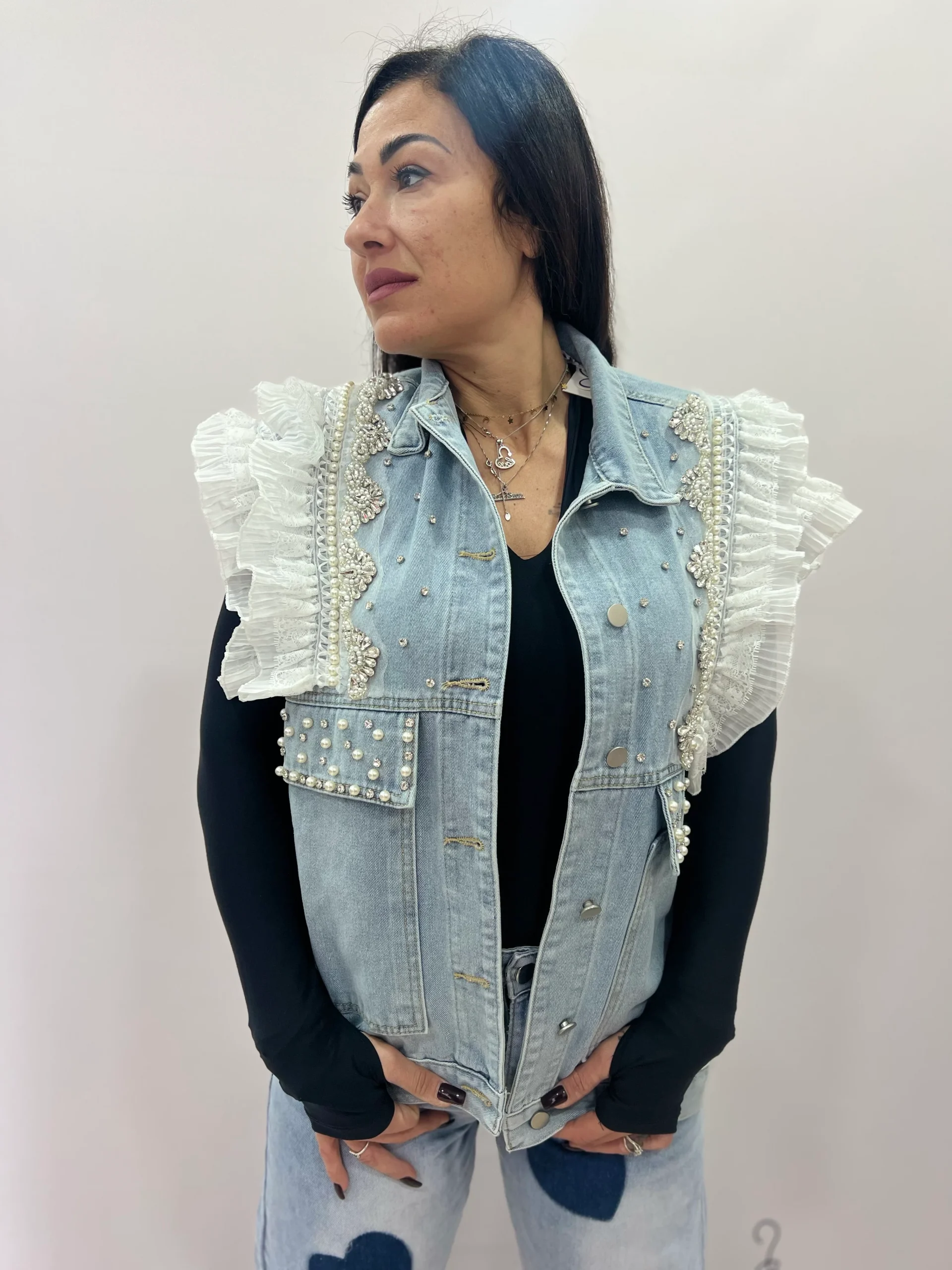 Gilet donna denim con rouches e perle - immagine 3