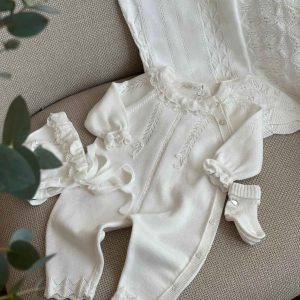 Tutina neonata con dettagli ricamati e cappello coordinato