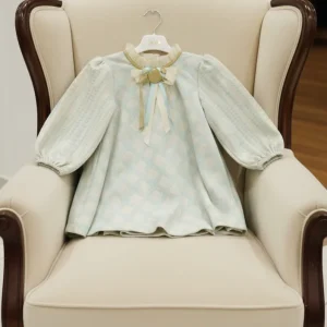 Abito bambina elegante jacquard celeste e panna – manica lunga con fiocco