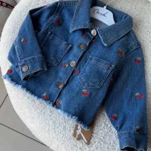 Giacca in denim con ricami di ciliegie