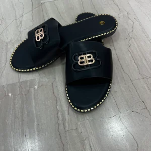 Sandali Bassi con Dettaglio Dorato