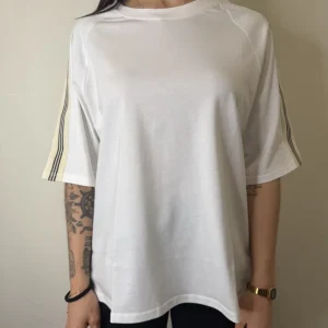T SHIRT OVER CON DETTAGLIO BANDE LATTE SUSYMIX