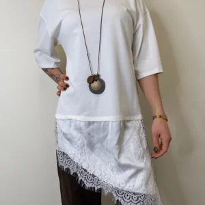 T SHIRT OVER BIANCA CON SOTTOVESTE E COLLANA  SUSYMIX